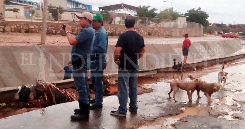 Oscar Leggs recorre zonas dañadas por lluvias, la alcaldesa solo se pronuncia en redes sociales