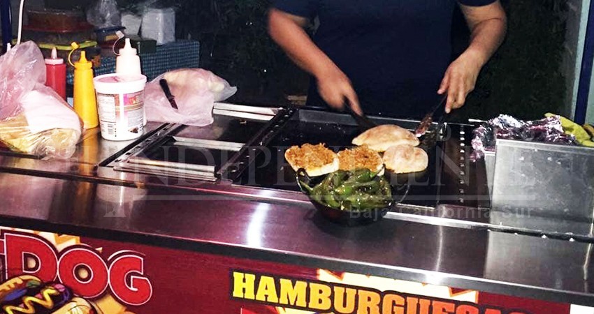 Pese a prohibición por derrame de aguas negras, locatarios venden comida en vía pública