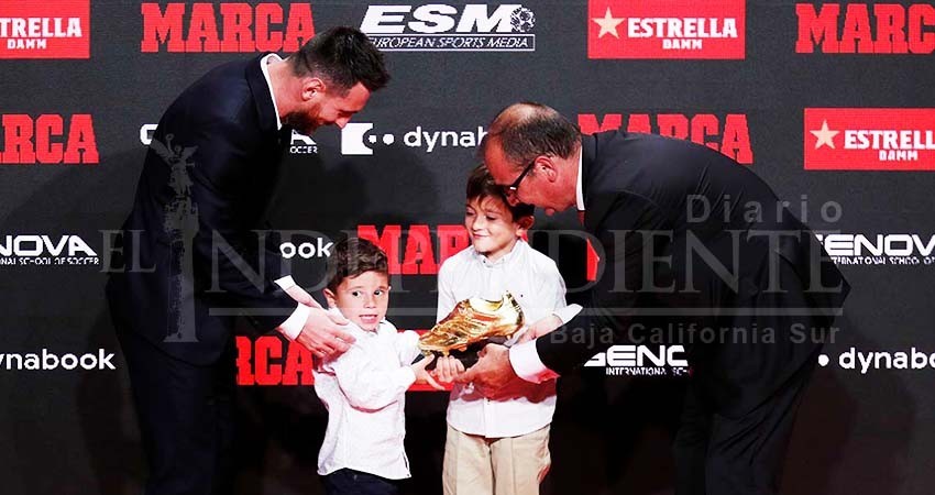 Thiago y Mateo le entregan a Messi la Bota de Oro