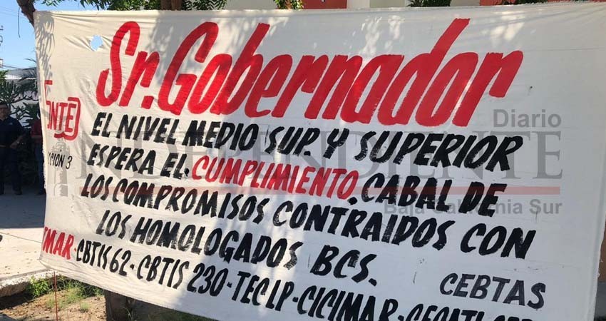 Protestan trabajadores del SNTE por falta de pago