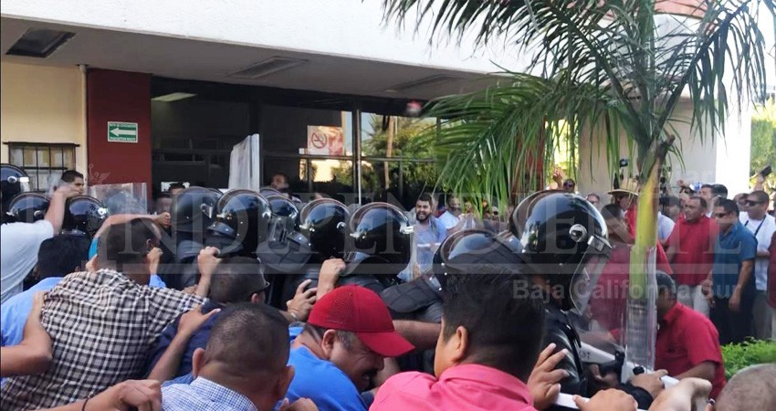 Transportistas intentan reventar primera lectura de la Ley de Movilidad