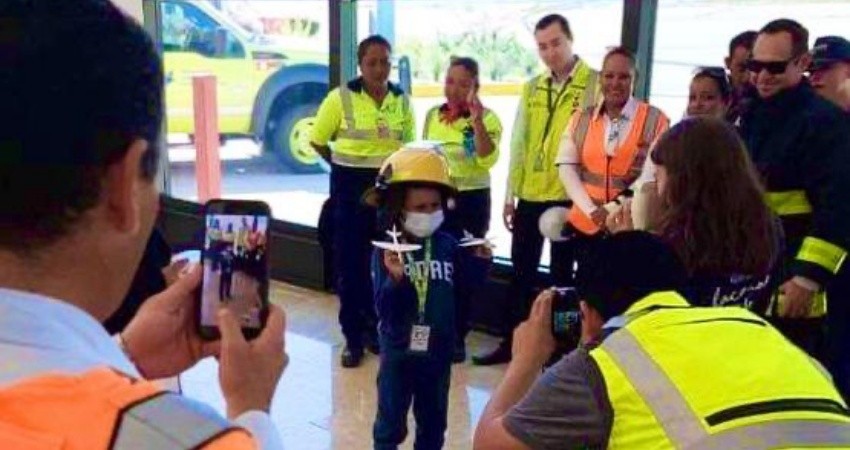 Con sorpresas reciben a Ernesto, el niño que soñaba con conocer el mar