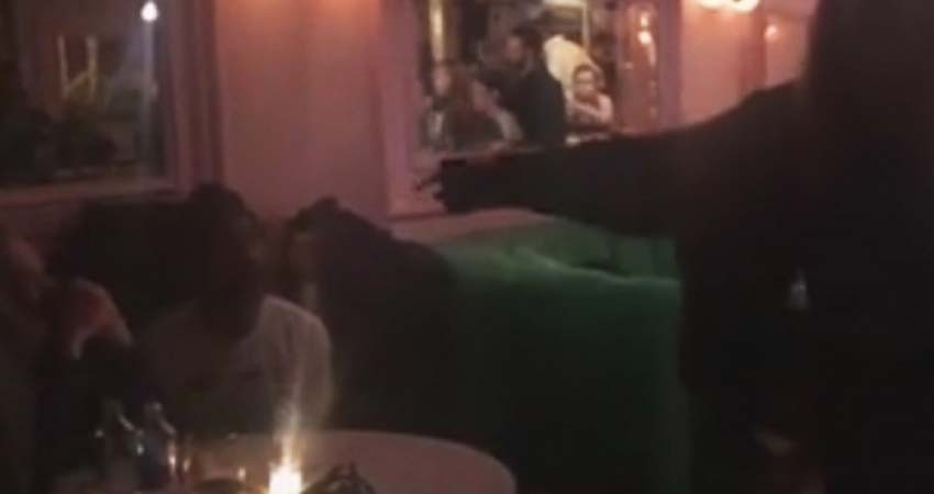 Video: actrices encaran e insultan a Harvey Weinstein en bar de NY