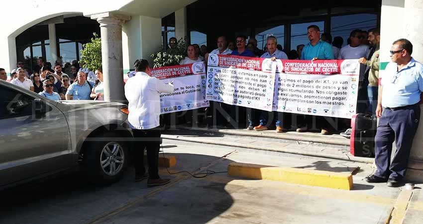 Sindicalizados del Cecyte se manifiestan por adeudos del Gobierno de México 