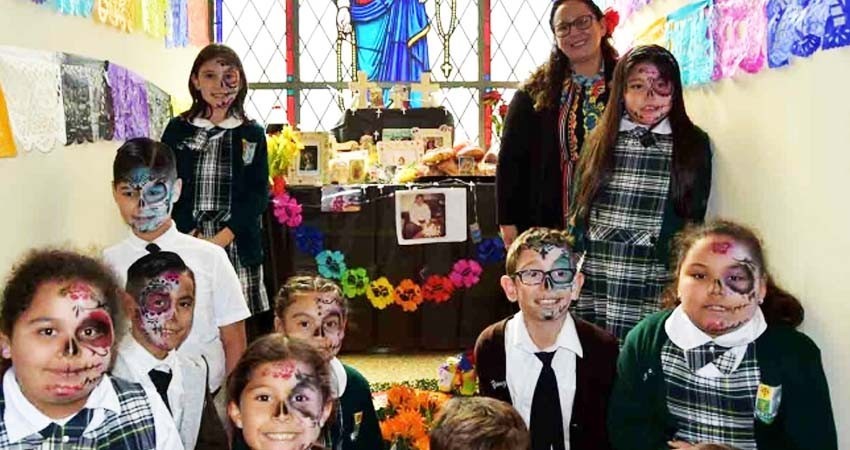 Alumnos en EU acuden a panteón para aprender del Día de Muertos