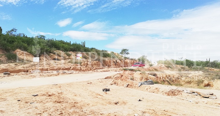 A medias mantenimiento de acceso a zona rural de CSL