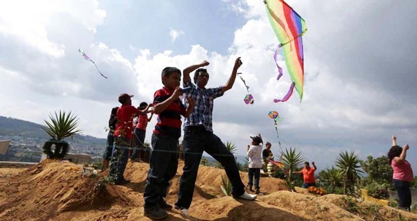 En Guatemala vuelan papalotes para celebrar Día de Muertos