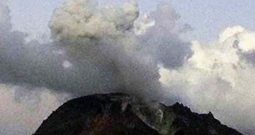 Hace erupción volcán en la isla japonesa de Satsumaio