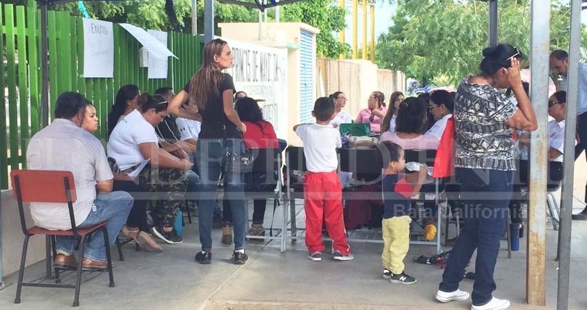 Padres de familia cierran la escuela 15 de Mayo en La Paz