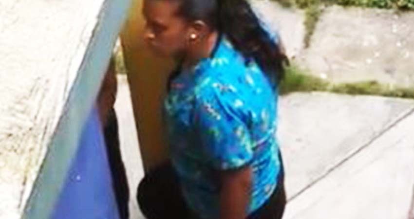 Captan a maestra golpeando salvajemente a alumno; era su hijo