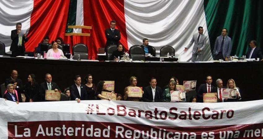 Reconoce AMLO errores en despidos, pero anuncia más recortes en burocracia