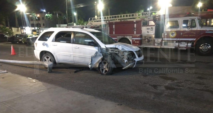 Ebria conductora se estrella contra poste frente a estación de Bomberos en CSL
