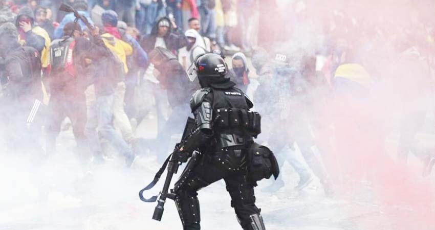 Multitudinarias protestas paralizan Colombia; piden renuncia de Duque