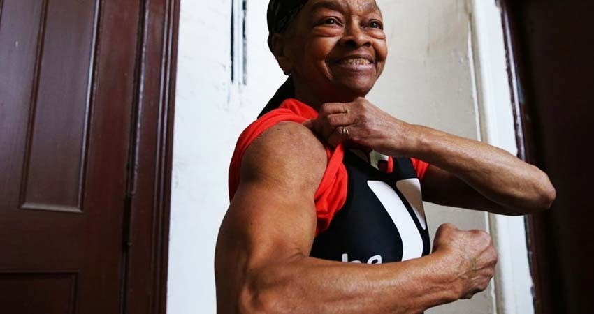Abuelita fisicoculturista da golpiza a intruso