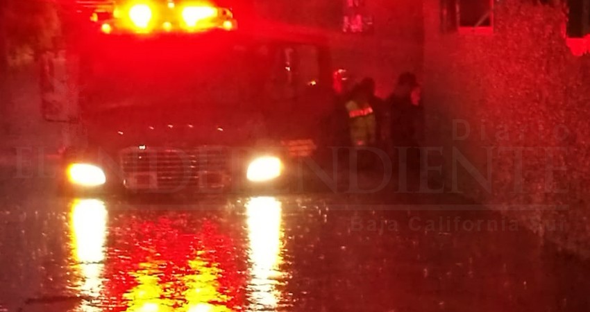 Evacúan a pacientes y personal del IMSS - SJC por inundaciones