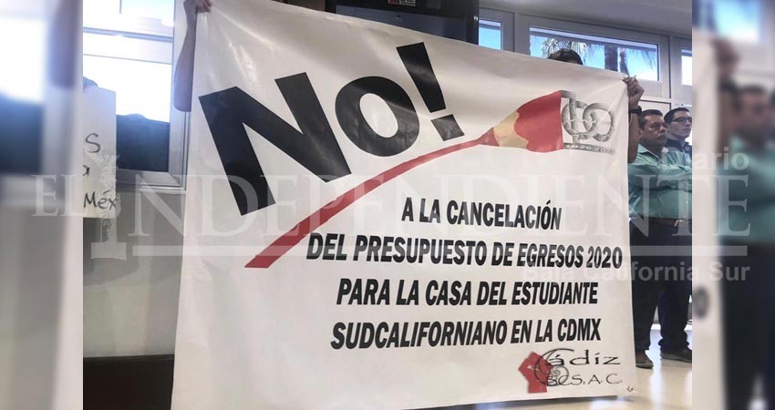 Protestan a favor de la Casa del Estudiante Sudcaliforniano en México ante el Congreso