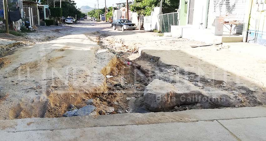 Sin poder entrar a sus viviendas vecinos de CSL por calles destruidas