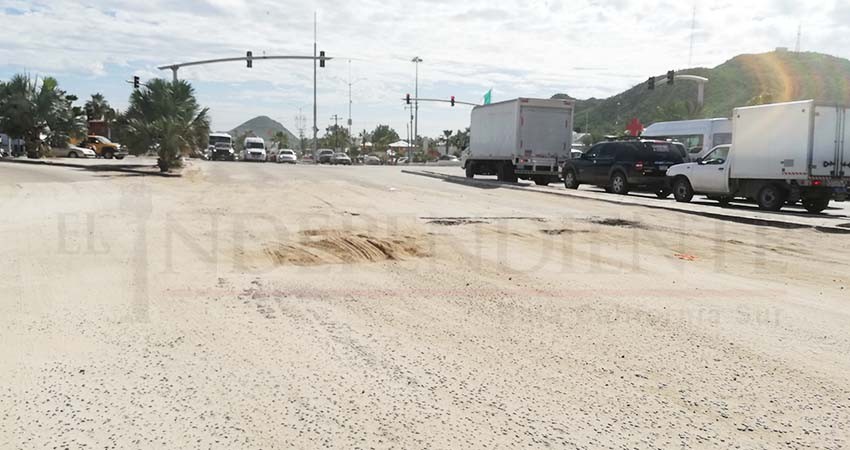 En riesgo usuarios de la Carretera Transpeninsular por acumulación de arena y piedras