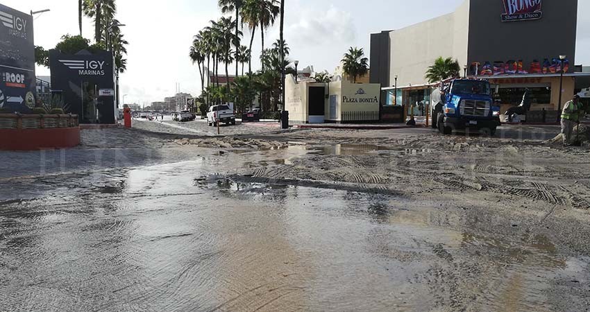 Drenaje colapsado provoca afectaciones a zonas escolares de Cabo San Lucas