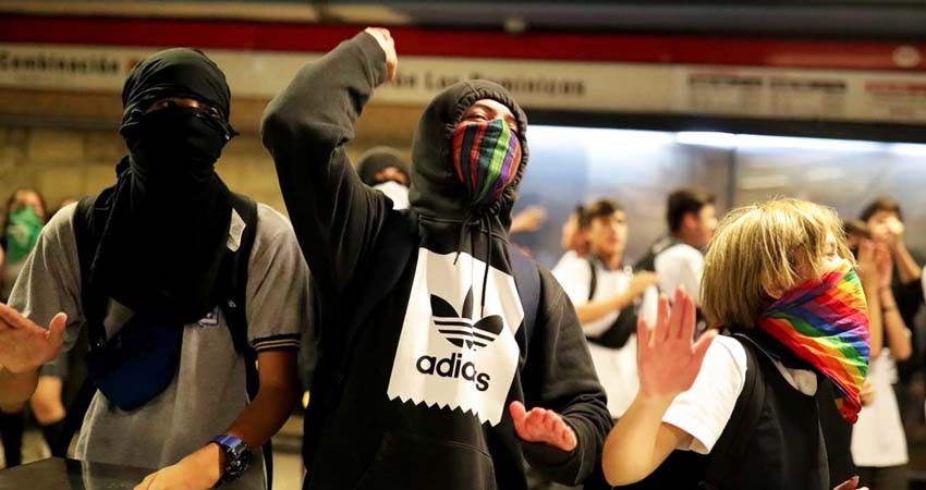Manifestantes realizan evasiones en metro de Santiago de Chile