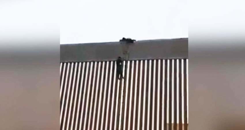 Migrante logra burlar muro fronterizo con escalera de cuerdas