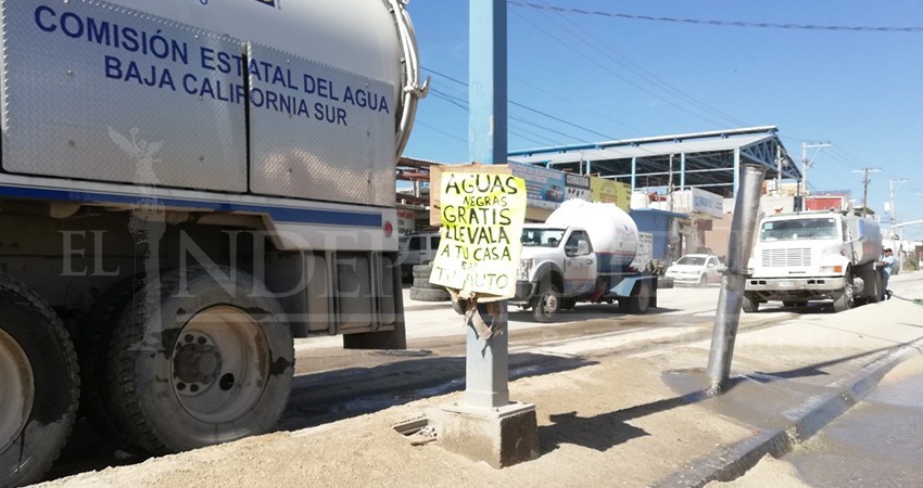 “Aguas negras gratis”, la irónica oferta en calle Leona Vicario de CSL