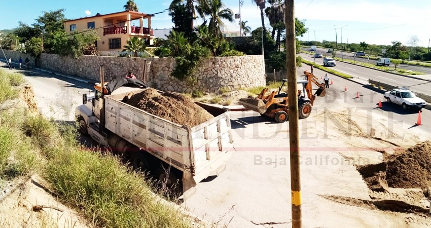 Ciudadanos de El Tezal limpian azolve en Carretera Transpeninsular