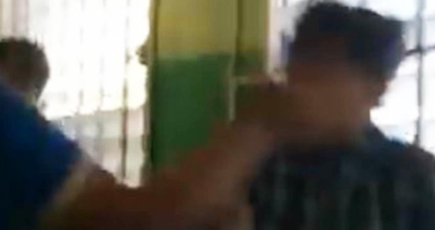 Joven cachetea a su profesora y desata brutal pelea en salón