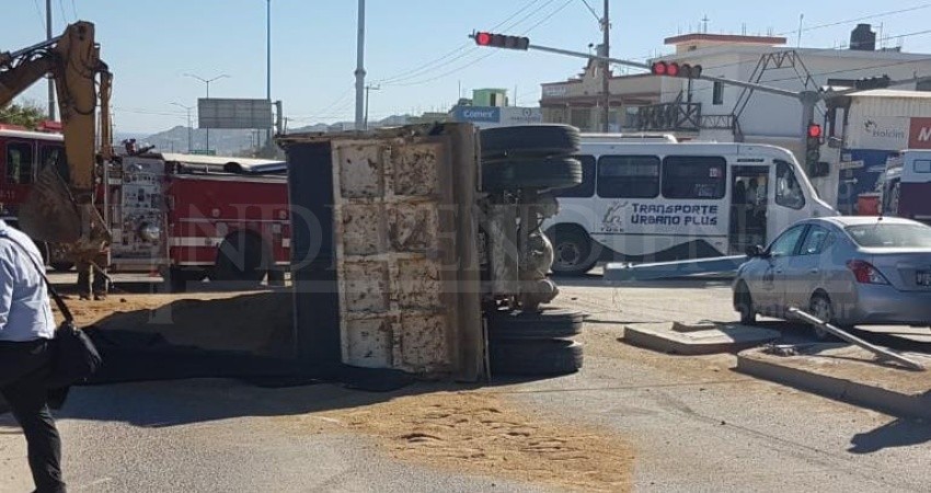 Dompe se lleva varios vehículos y vuelca en avenida Leona Vicario de CSL