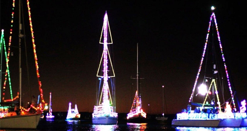 Todo un éxito el 2do desfile náutico navideño en el malecón de La Paz