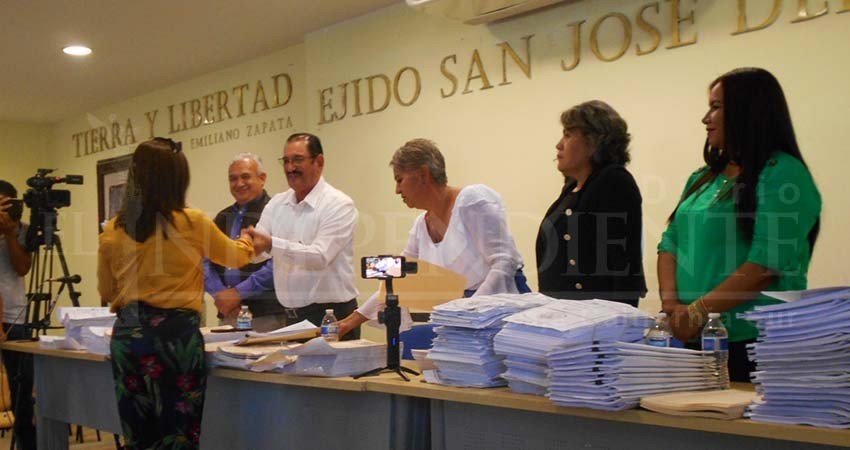 Se benefician primeros habitantes de colonia Ejidal con entrega de escrituras 