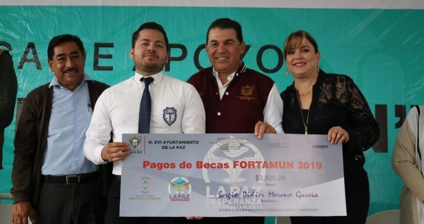 Casi 900 jóvenes reciben pago de becas que otorga el Ayto de La Paz