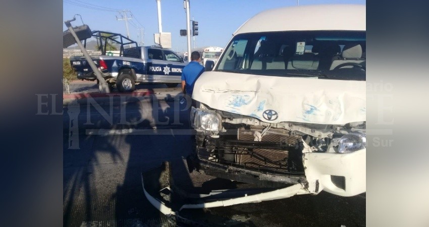 Encontronazo entre patrulla  y transportadora turística en CSL