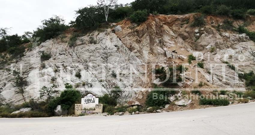 Derrumbes en “Cerro de la Cruz” preocupan a vecinos de colonia 4 de Marzo en CSL