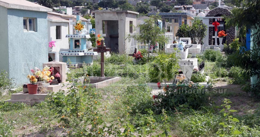 Entre la maleza y suciedad, cierran año los panteones de La Paz