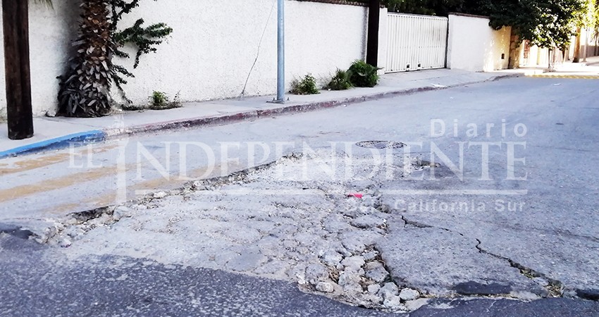 Abandonado enorme bache en colonia El Médano de CSL 