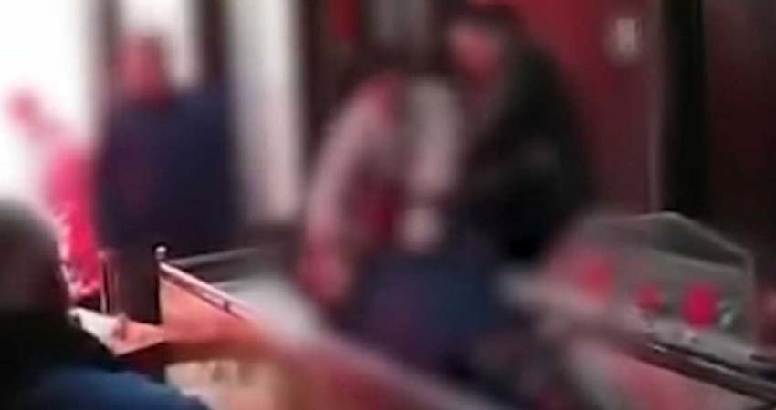 Hijos golpean cadáver de su padre por abandonarlos de pequeños