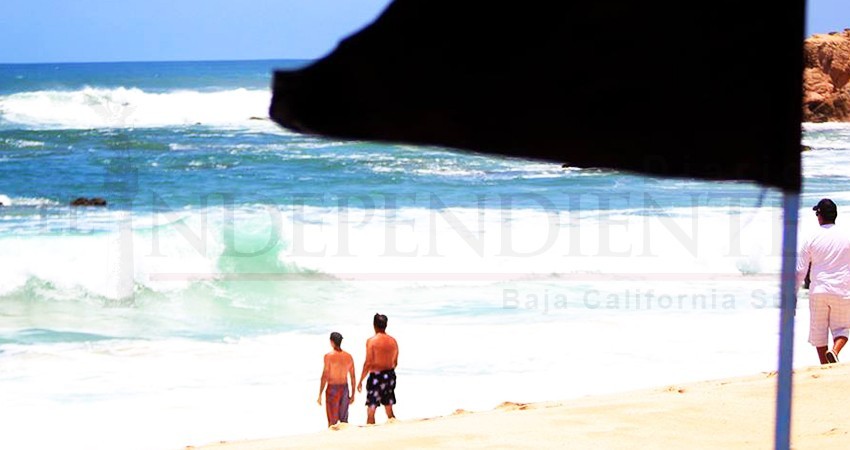 Marejada y fuertes vientos obligan a retirar bañistas de las playas