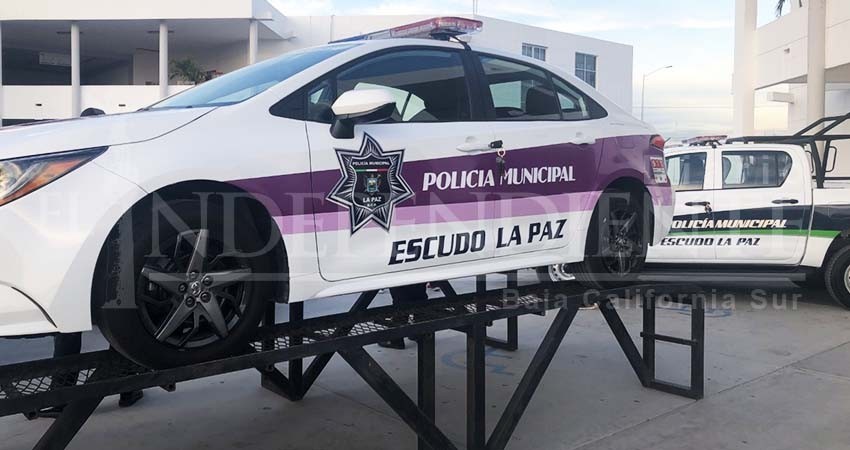 Entregan patrulla para atender reportes por delitos de violencia de género en La Paz