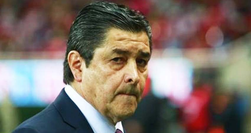 Tena deja "las puertas abiertas" a Guzmán en Chivas