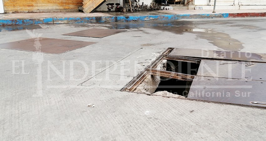 Tapas de drenaje rotas provocan accidentes a peatones y automovilistas en CSL