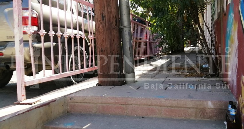 Denuncian falta de mantenimiento en el callejón entre la Delegación y el Mercado de CSL