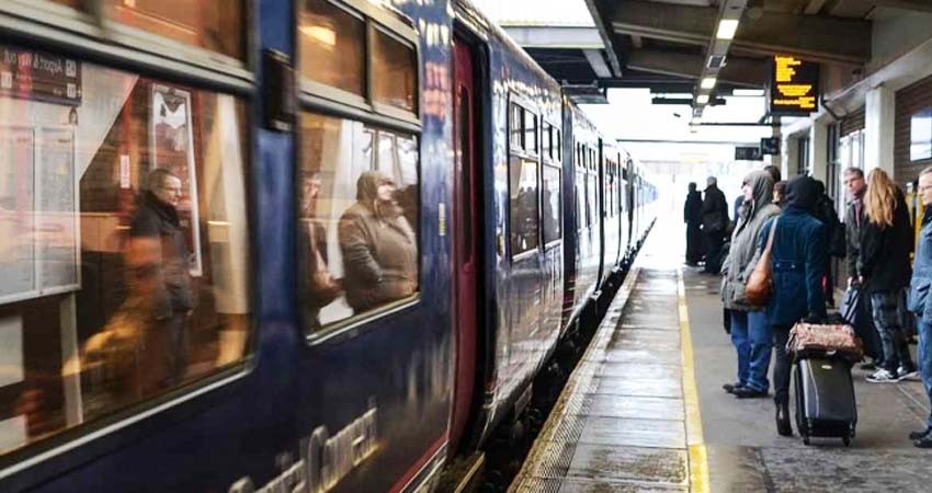 Hackean pantalla en estación del tren y proyectan video porno