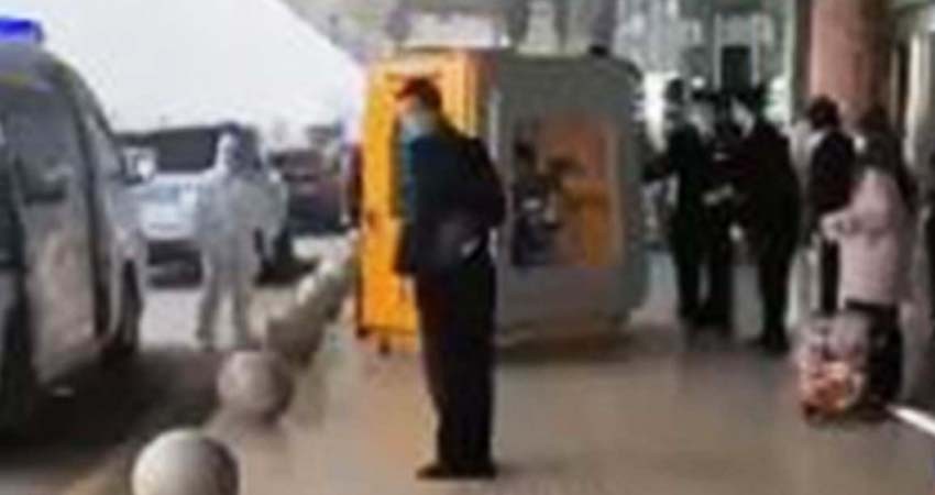 Así trasladan a un hombre con síntomas de coronavirus en China