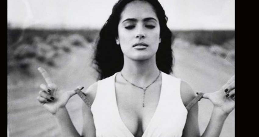 Salma Hayek se disculpa por mensaje sobre libro 'racista'