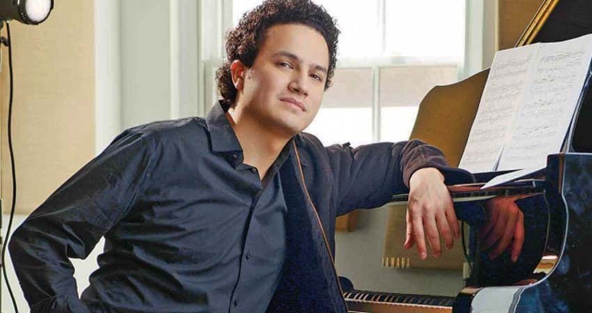 Eligen al arquitecto del sonido vibrante Abdiel Vázquez