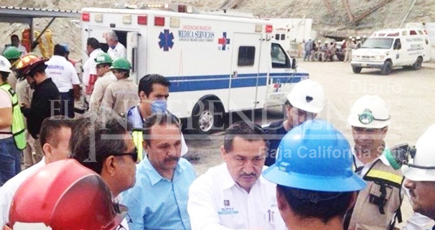 Vuelca camioneta de la minera Rofomex dejando 2 heridos