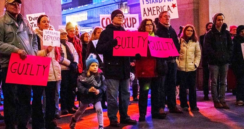 Cientos se manifiestan en Filadelfia contra exoneración de Trump