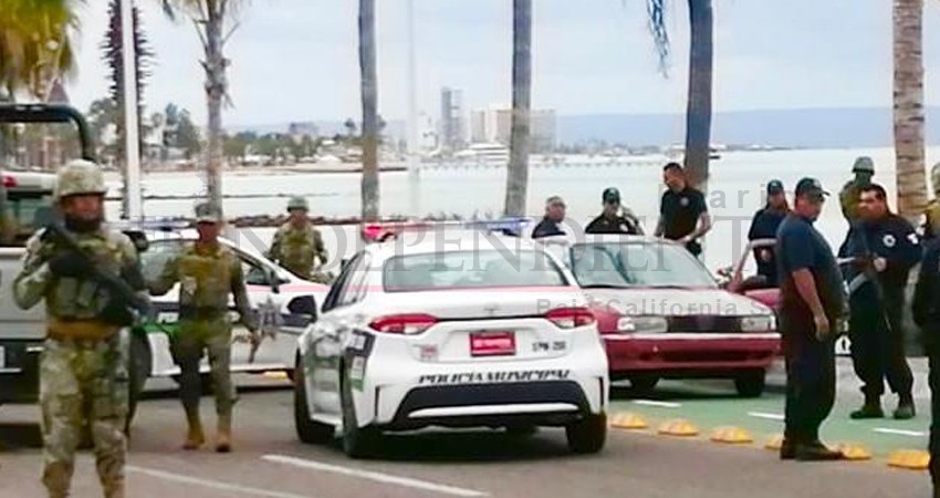 Mujer huye tras atropellar a un policía en el malecón de La Paz