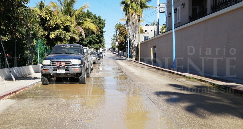 El agua que falta en los hogares, se desperdicia en calles de Cabo San Lucas